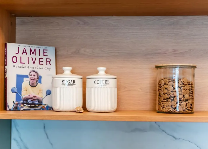 Olive Tree With Parking 3 Minutes Walk To The Năvodari