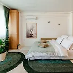Olive Tree With Parking 3 Minutes Walk To The