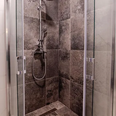 Olive Tree With Parking 3 Minutes Walk To The Apartment