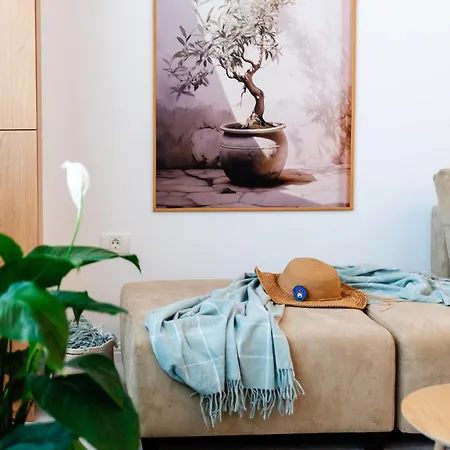 Olive Tree With Parking 3 Minutes Walk To The Apartment *