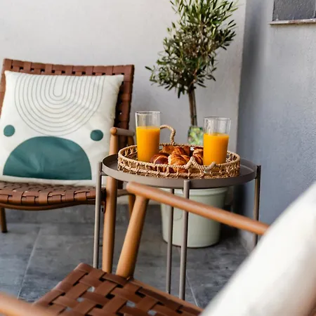 Olive Tree With Parking 3 Minutes Walk To The Apartment *