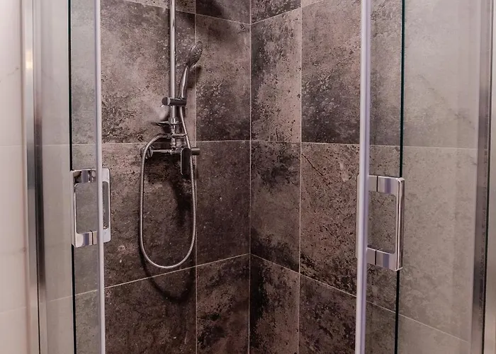 Olive Tree With Parking 3 Minutes Walk To The شقة